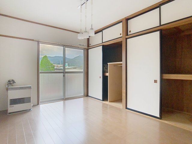 山形市小白川町５丁目のアパートの洋室