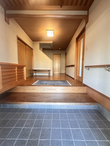 丸亀市原田町　中古戸建の玄関