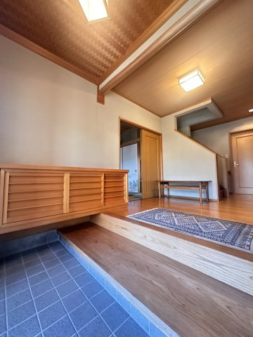 丸亀市原田町　中古戸建の玄関