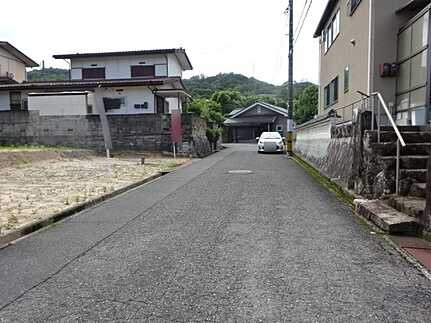 広島市佐伯区五月が丘1丁目　土地の前面道路含む現地写真