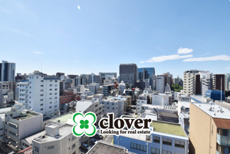【展望】 | 眼前に広がる空の雄大さと、このお部屋の自慢の一つである「眺望」をご覧ください。毎日、この景色を独り占めできる新生活に夢が広がります。～即日のご見学可能～　お問合せはお気軽にどうぞ。