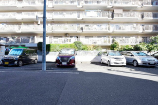 【駐車場】 | マンションの駐車場スペース。空きの有無や駐車料金、サイズ規定などについては、改めてお問い合わせください。～即日のご見学可能～　お問合せはお気軽にどうぞ。