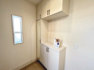 【玄関】 | 大野台３丁目　新築分譲住宅　全２区画 | 玄関にシューズボックスありますよ！玄関周りもスッキリ片付きますね♪