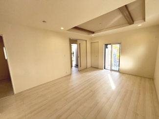 【居間・リビング】 | 大野台３丁目　新築分譲住宅　全２区画 | 【ＬＤＫ約１６．２５.帖】
大きな窓のあるリビングは、陽光あふれる明るい空間です♪
居心地良く、ご家族皆がゆったり寛げる憩いの空間となりそうです♪