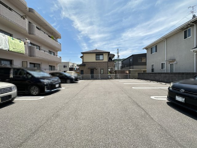 ハイツショウエイ3号館の駐車場
