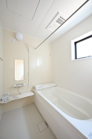 【浴室】 | リーブルガーデン太田市鶴生田町第4　2号棟 | オートバス機能で家事をしていてもうっかりお湯があふれる心配がありません！追い炊き機能で快適な温度を維持します。