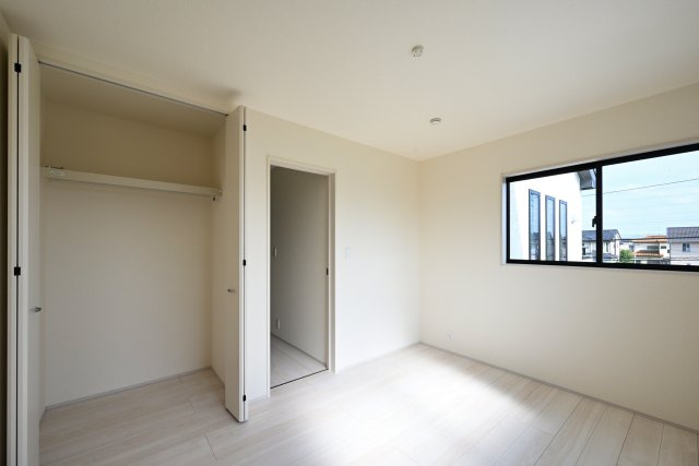 【子供部屋】 | リーブルガーデン太田市鶴生田町第4　2号棟 | 広々としたクローゼットでお部屋はいつでもスッキリクリアに！