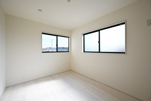 【洋室】 | リーブルガーデン太田市鶴生田町第4　2号棟 | 2面採光の洋室は日当たりがよくあったか♪