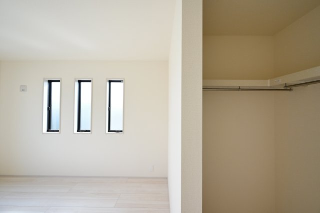【収納】 | リーブルガーデン太田市鶴生田町第4　2号棟 | 日当たりのよい寝室は大容量のウォークインクローゼット付き！