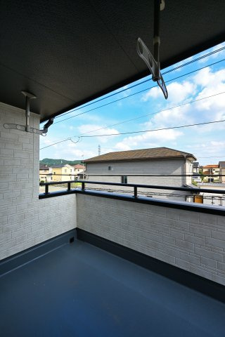 【バルコニー】 | リーブルガーデン太田市鶴生田町第4　2号棟 | 屋根付きワイドバルコニーなので、急な雨の時も安心♪竿受けも設置済み！