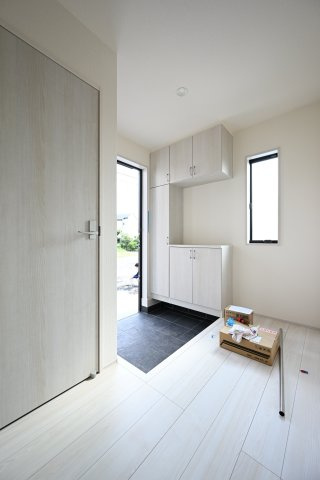 【玄関】 | リーブルガーデン太田市鶴生田町第4　2号棟 | 大型のシューズボックスがあるので、家族全員の靴をしっかり収納！玄関スッキリ！