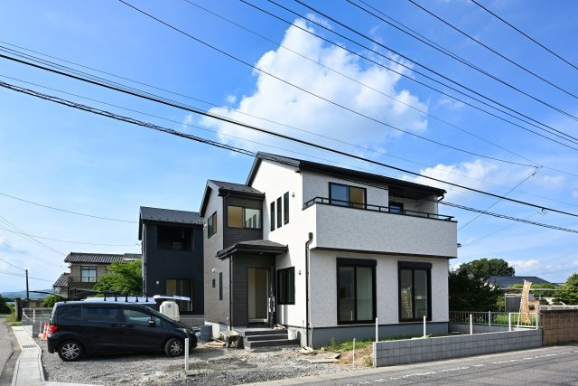 【外観】 | リーブルガーデン太田市鶴生田町第4　2号棟 | スッキリクリアな青空に映えるエクステリア！
日当たり良好な立地です♪