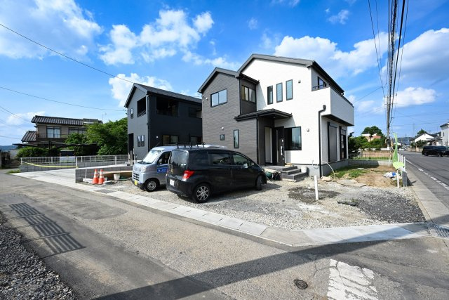 【駐車場】 | リーブルガーデン太田市鶴生田町第4　2号棟 | 並列４台駐車可能なゆとりのカースペース！