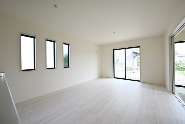 【居間・リビング】 | リーブルガーデン太田市鶴生田町第4　2号棟 | 日当たりがよく広いリビングは家族が自然と集まる居心地の良い空間です♪