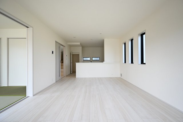 【内装】 | リーブルガーデン太田市鶴生田町第4　2号棟 | 家族揃っての食事が楽しくなる広々としたダイニング♪