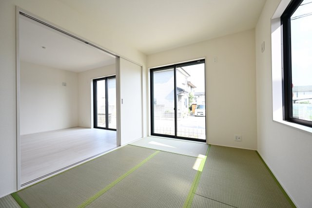 【和室】 | リーブルガーデン太田市鶴生田町第4　2号棟 | 続き間の和室は扉を開け放つとリビングの延長として広々使えます！