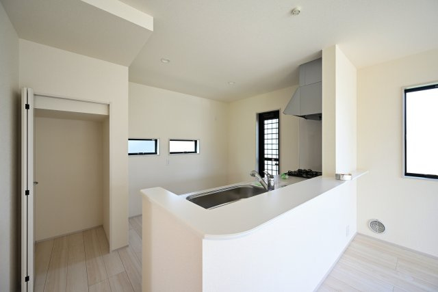 【キッチン】 | リーブルガーデン太田市鶴生田町第4　2号棟 | 対面タイプならキッチン内にいながらご家族やお客様との会話が楽しめます