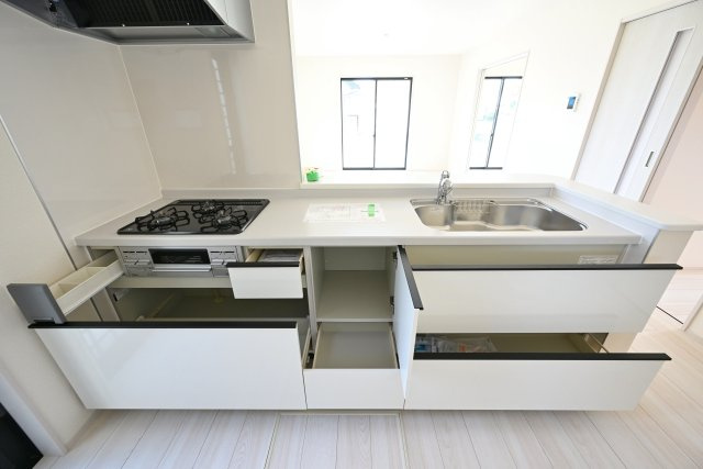 【キッチン】 | リーブルガーデン太田市鶴生田町第4　2号棟 | スライド収納付きシステムキッチン。パスタ鍋や圧力鍋の出し入れもスムーズ！