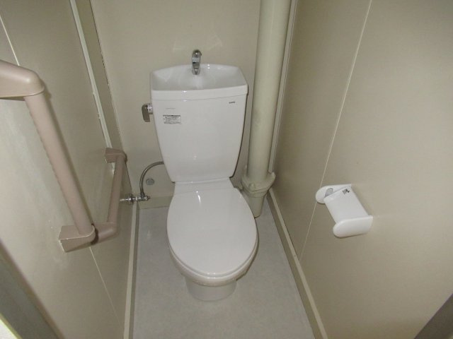 新長田駅前２ＤＫのトイレ|落ち着いた色調のトイレです