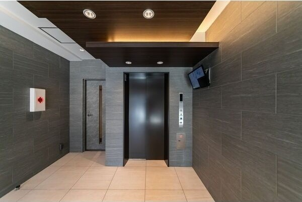 エステシア上前津のエントランス