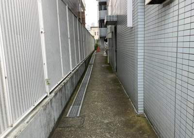 【中庭】 | メゾン・ド・ビザール | 中庭（パティオ）とは、一つの建築物の内部に設けられた、壁などで囲われている庭のことを指します。コの字型、ロの字型が主流ですが、L字型の中庭もあります。最近では、インテリア性の高さからも人気があります。