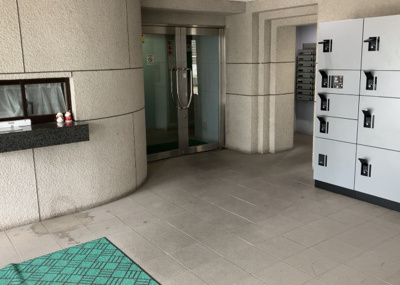【エントランス】 | メゾン・ド・ビザール | マンションのエントランスには、もともと風よけや防犯の役割がありますが、マンションによって宅配ボックスなどの設備が備わっている所もあります。日々の生活をイメージしながら生活しやすさをチェックしましょう。