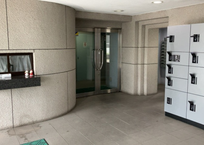 【ロビー】 | メゾン・ド・ビザール | ラウンジは、マンションの共用スペースに椅子やテーブルなどを配置した利用者が寛げる空間です。屋内型ラウンジと屋外型ラウンジがあります。共用部分の管理状況と合わせて、詳細については現地でご確認ください。