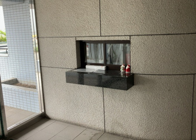 【受付】 | メゾン・ド・ビザール | 受付はマンションコンシェルジュがいる場合もあれば、管理人が滞在する小部屋を総称して呼ぶことがあります。主にエントランスに設置されていることから、防犯面でも期待ができます。防犯設備がない場合はより安心！