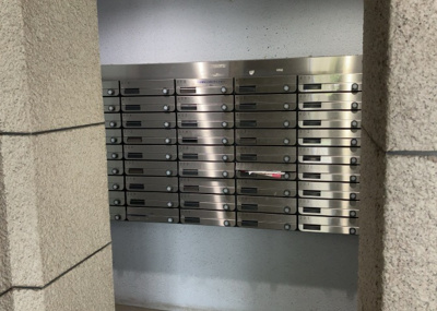 【設備】 | メゾン・ド・ビザール | エントランス付近に設置されている集合ポストは、住んでいる部屋と離れているため、ポストをあさるなど誰かに何かされていても被害に気づきにくいです。入居する時には他人に特定されにくい番号で鍵をかけましょう！