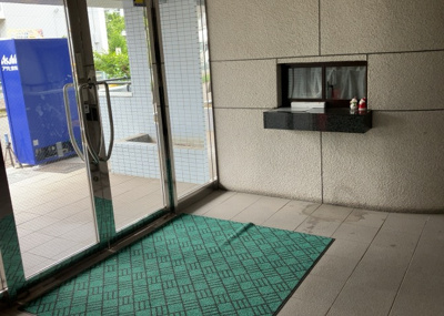 【ロビー】 | メゾン・ド・ビザール | ロビーというと、エントランスと何がちがうの？と思いますよね。実はロビーとエントランスには明確な決まりはありません。物件によっては、エントランスを入って広がるある程度の広さのある空間がロビーとなります。