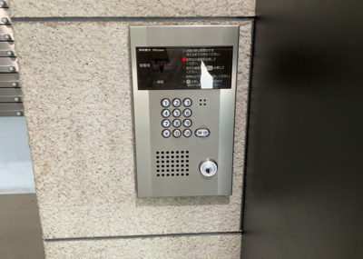 【防犯設備】 | メゾン・ド・ビザール | 当然のことではありますが、オートロックやセンサーライト、ホームセキュリティーなどの防犯設備があれば、小さいお子様がいるご家庭も安心ですよね！まず物件購入の際は、防犯設備もチェックするようにしましょう。