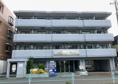 【外観】 | メゾン・ド・ビザール | 道幅が広い場所は日当たりや風通が良好です。幅が広いのですれ違いも可能ですし大きな車でも駐車可能！一方で、大型車が通ることも多くなるため交通量の増加により騒音に繋がります。また土地の値段が高くなります。