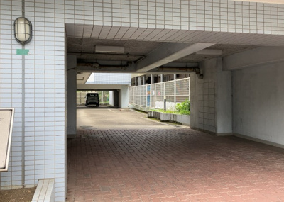 【内装】 | メゾン・ド・ビザール | 共有部分は、住民なら誰もが使える設備のこと。例えば駐車場やエレベーター、インターネット設備、セキュリティ設備などがあります。他にも、マンションの廊下・外部階段やエントランス・ゴミ置き場などがあります。