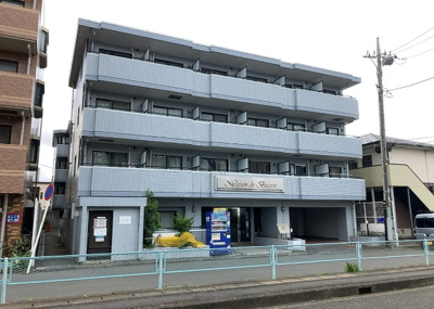 【外観】 | メゾン・ド・ビザール | 外観はマンション管理がされているかの目安になります。築年数が古いと、壁面は劣化してひび割れが生じることも！建物が古びていても細かいところが修繕されていると、きちんと管理されているなぁと感じるでしょう。