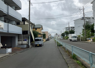 【展望】 | メゾン・ド・ビザール | 眺望の良さを楽しめるダイニングキッチンで家族団らんの時間を過ごしてはいかがでしょうか。バルコニーから見える景色を家族で眺める時間は、時間が経つのを忘れてしまいそうですね。是非、現地を見に行きましょう！