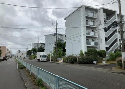 【展望】 | メゾン・ド・ビザール | 景色重視でお家選ぶをするとスーパーが遠い！学校が遠い！など生活をするうえで利便性で困ることもあります。まず一度現地を見学する際に、周辺の施設などがあるかを確認し、暮らし始めた後のことを想像しましょう。