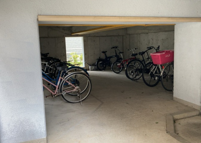 【駐車場】 | メゾン・ド・ビザール | 車一台あたりに必要なスペースは、標準サイズの普通自動車で横幅2m50cm、長さ5mは必要になります。ただし、乗降のことも考慮して横幅3m30cm、長さ5m50cmほどは確保できるところを選びましょう。