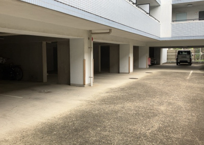 【駐車場】 | メゾン・ド・ビザール | 駐車場と明記されていても、最小スペースでつくられた駐車場だと大型車は駐車できなかったり、出入りしにくくなったりする可能性があります。お車のサイズと購入したい物件の駐車場のサイズを現地で確認しましょう。