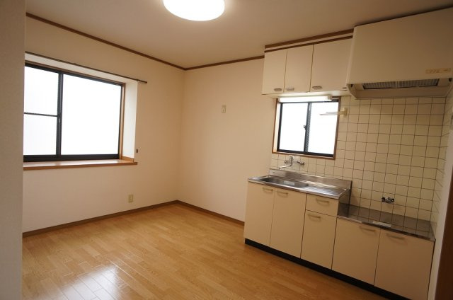 【居間・リビング】 | カーサマルワB | 広々としたダイニングキッチン