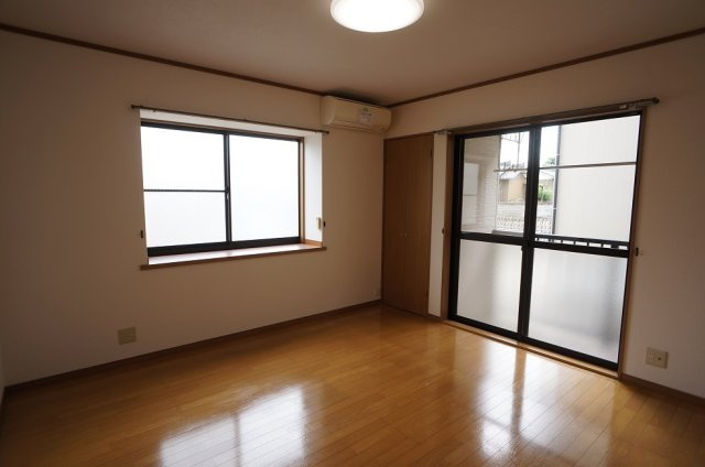 【洋室】 | カーサマルワB | 二面採光の洋室8帖