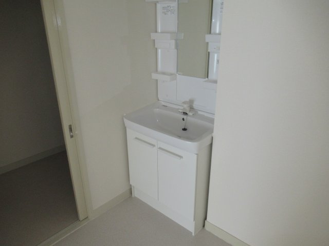 新長田駅前３ＬＤＫの洗面所|明るい洗面所です