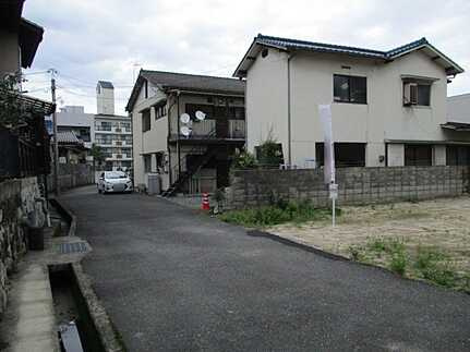広島市佐伯区五日市中央3丁目　土地の前面道路含む現地写真