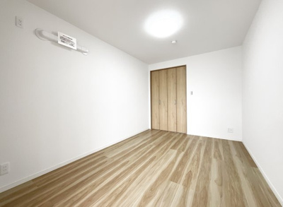 【洋室】 | グラン・コート北宇治Ⅱ | 【洋室5帖】各居室にエアコンの設置が可能にしてあります。マンションの場合、エアコンが設置できないお部屋があったりするのですが、暑い季節でも安心ですね。