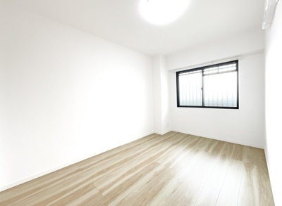 【洋室】 | グラン・コート北宇治Ⅱ | 【洋室6帖】個室は全部で３部屋あります。全室が洋室となっておりフローリングでお掃除もしやすく助かります。