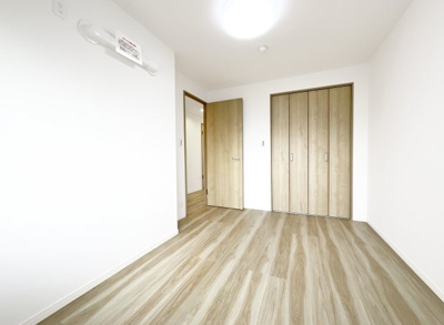 【洋室】 | グラン・コート北宇治Ⅱ | 【洋室6帖】どのお部屋にも収納が完備されていますので、荷物がしまえてお部屋が広く使えますね。