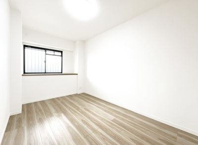 【洋室】 | グラン・コート北宇治Ⅱ | 【洋室5.2帖】こちらのお部屋には出窓があります。出窓に物が置けるの嬉しいですよね。