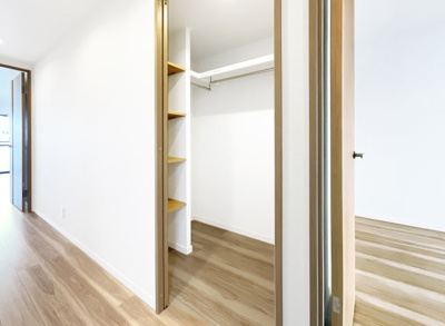 【収納】 | グラン・コート北宇治Ⅱ | 【ファミリーCL】廊下にはファミリークローゼットがあります。収納が多いの本当に助かります。収納はなんぼあっても困りませんよね。