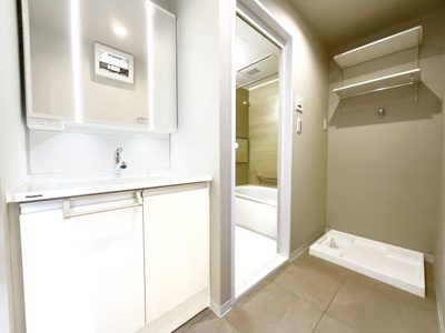 【独立洗面台】 | グラン・コート北宇治Ⅱ | ワイドタイプの収納たっぷり洗面化粧台は新調しています。三面鏡の裏側も収納になっているので小物がたくさん片付いて整理整頓が出来ますね。