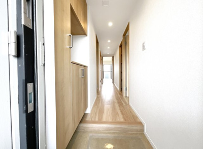 【玄関】 | グラン・コート北宇治Ⅱ | 玄関にはシューズボックスが新調されています。ご家族の靴がしっかり片づけられて来客が来ても安心です。