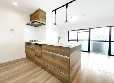 【キッチン】 | グラン・コート北宇治Ⅱ | お洒落に新調した対面式のシステムキッチンは《食器洗浄乾燥機》や《浄水器》が付いています。ここにも奥様の嬉しいがあります。